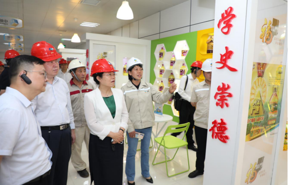 国家粮食和物资储备局副局长梁彦一行赴Hentaixxx
调研指导粮食质量安全工作1220.png